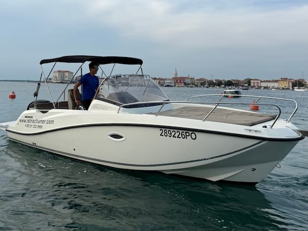 Quicksilver 675 Sundeck White boat