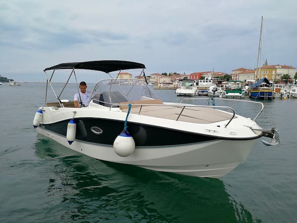 Quicksilver 755 Sundeck boat
